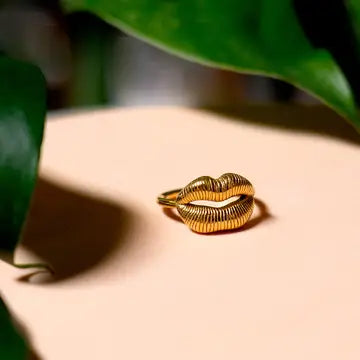 Lips Ring - Gold